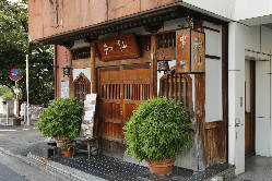 古都鎌倉の禅寺を模した、落ち着いた雰囲気のお店です。
