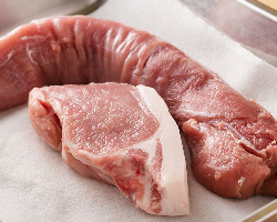 長い付き合いで信頼のおける肉屋から仕入れる、国産豚肉を使用。