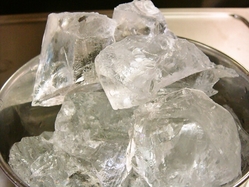 当店のロック氷は天然水使用のかち割り氷♪