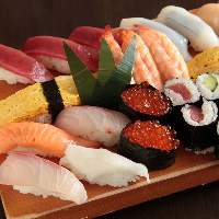 お寿司や刺身盛り合わせなど新鮮なお魚が楽しめます。