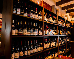 壁一面にずらりと並ぶワインから、お好きなものを選んで注文OK