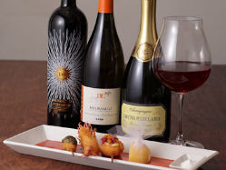 ゲストの好みや予算に応じたワインをスタッフが提案してくれる。