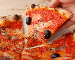 窯で焼いたからピザの旨味が凝縮！ アツアツを召し上がれ！