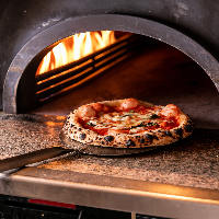 ピッツェリアが焼く絶品の窯焼きピザ！テイクアウトも承ります