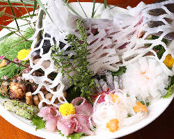 -刺身-川魚料理の鯉や苦手な方には海鮮刺身などもございます。