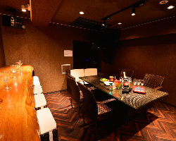 南国バリ・和をイメージしたカラオケ付個室は2部屋。