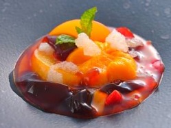 デザート一例、マンゴーのくずもち。フルーツの彩りも美しい