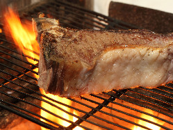 熟成肉の持つ香りと野性的な味わいを表現するには炭焼きが一番。