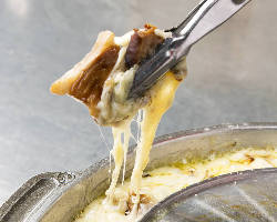 肉厚サムギョプサルにチーズをたっぷり絡ませて召し上がれ！