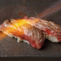 A4黒毛和牛の肉寿司！ 握りたてを炙ります！