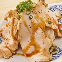 低温調理でじっくり仕上げた柔らかな鶏肉使用「ポテサラ鶏チャー」