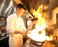 30年以上のキャリアをもつ料理長秋場が独創的な中華料理をご提供