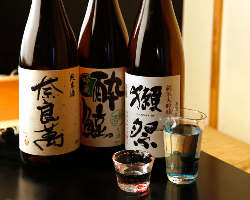日本酒は、定番の他にも、プレミアムなものを月替わりで揃える。