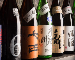 通も唸らせる秀逸な日本酒のラインナップ。ワインはビオワイン。