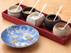 天婦羅の風味を引き立てるのは、季節で変わる5種類の特製塩。