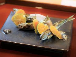 店主の故郷“岐阜県”の旬の食材を使用した本格日本料理を提供。