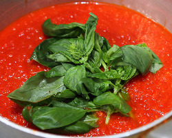 ベースのトマトソースはナポリ風に仕上げメニューで味に変化を。