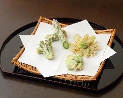 天ぷらのほろ苦さで季節を感じる。日本人の素晴らしい食文化だ。