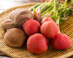 新鮮野菜は、各方面からこだわって仕入れる。特にトマトは絶品。