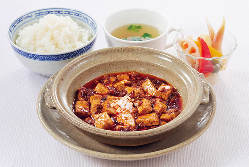 豆板醤のピリッとした辛さ、花椒のしびれる辛さ。麻婆豆腐定食
