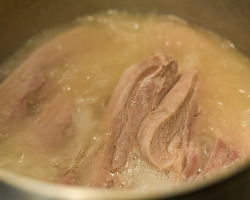 毎日、大量の国産豚バラ肉を、大鍋でぐらぐらと煮立たせて調理。