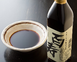 秋田県の古い蔵で作られる丸大豆天然醸造醤油がスープの決め手。