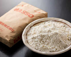 福岡県産の小麦粉「チクゴイズミ」を、この店専用に製粉・配合。