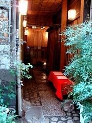 玄関は細い通路の奥。梅の木で染めた暖簾をくぐって店内へ。