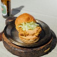 こだわりレシピのフライドチキンバーガーが大人気!!!
