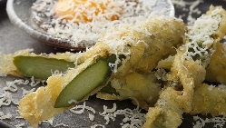 【多彩な天ぷら】 アスパラガスにチーズと卵を絡めた創作料理