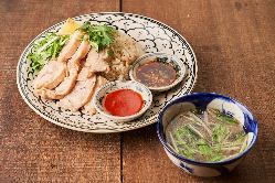 夜は様々なベトナム料理、ランチは麺料理のセットを中心に