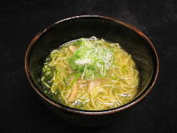 「生海苔塩ラーメン」鶏ガラでスープから作る本格派。