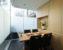 和食の店とは思えないほど洗練されたデザインで落ち着いた個室。
