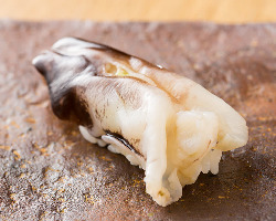 春が旬のトリ貝は、殻付きで仕入れたものを握るので美味だ。