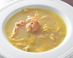 旬の野菜を盛り込んだ薬膳の煮込みスープは優しい味わい。