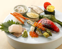 彩り鮮やかな旬野菜のにぎり寿司。見た目も味も◎な逸品