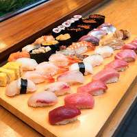 鮮度抜群！いけすから揚げられたばかりの魚を使用した寿司は絶品