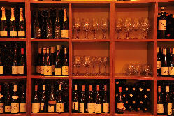 クラシックワインから自然派ワインまでリーズナブルにご提供。