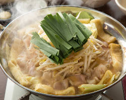 当店自慢の"京風"もつ鍋は甘辛い白味噌ベースのスープが絶品！