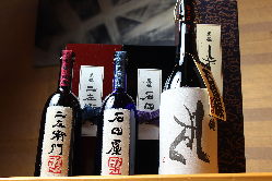 創作和食に合う日本酒を店主が厳選。ワインや焼酎などもご用意