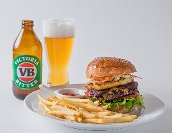 人気のハンバーガーとオーストラリアビール