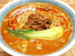 ごま風味の濃厚スープと甘辛い肉味噌が旨さを引き立てる担々麺