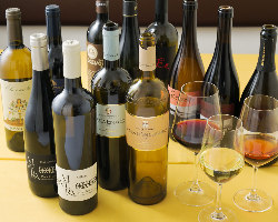 イタリア全土から集めたワイン。品種やワイナリーを厳選しました