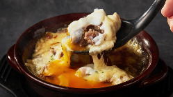 『王子牛すじ煮込みチーズ焼』は集っこオリジナルの人気メニュー