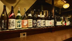 カウンター席も人気です！ずらり並んだ日本酒が圧巻！