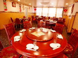 中華料理店ならではの、高級感漂う円卓席でお食事を。