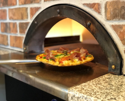店内にあるピザ釜で焼き上げる本格ピザ。