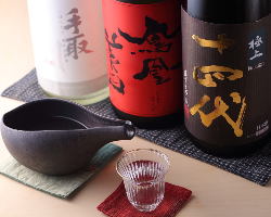 約3週間ごとに入れ替える日本酒は、大将おまかせで楽しみたい