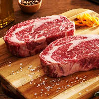 赤身と脂のバランスが絶妙な黒毛アンガス牛はステーキでもご提供