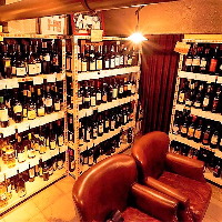 地下にあるワイン庫からお好きなワインを選べます！
